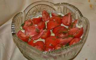 Салат красная шапочка с помидорами курицей и грибами